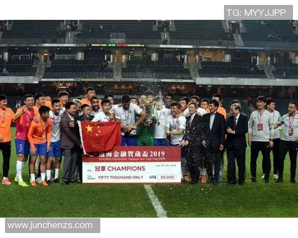 香港足球明星队东兴激战赛场外引发热议球迷关注打架事件背后的真相